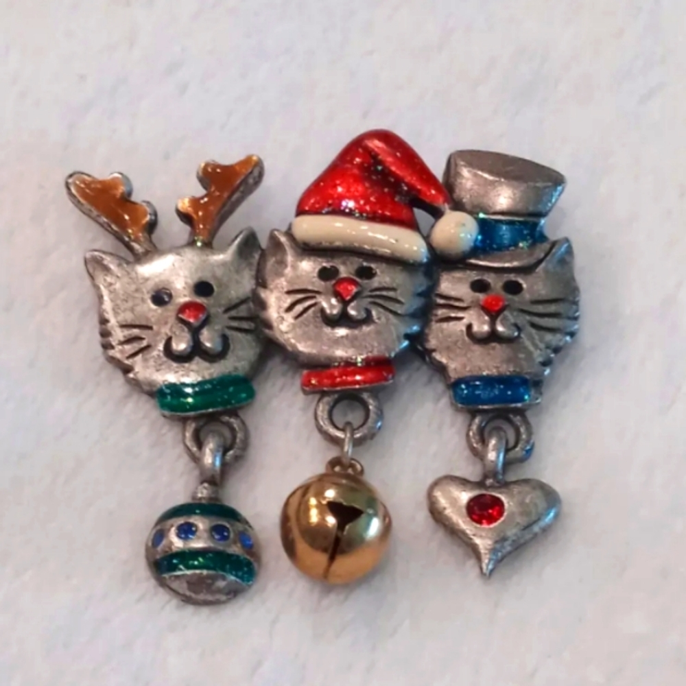 Vtg Holiday Christmas AJMC 3 Kittens Cat Kitty Faces with Bell Santa Hat Brooch